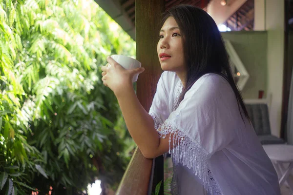 Lifestyle Portrét Mladé Šťastné Krásné Asijské Korejské Ženy Ranní Kávou — Stock fotografie