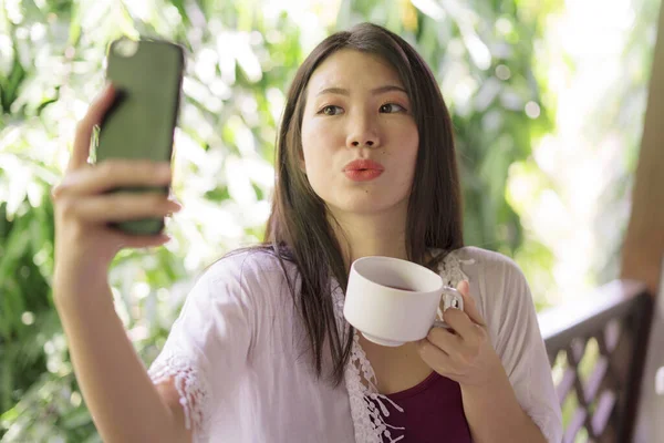 Портрет Молодой Красивой Счастливой Азиатской Женщины Пьющей Утренний Кофе Селфи — стоковое фото