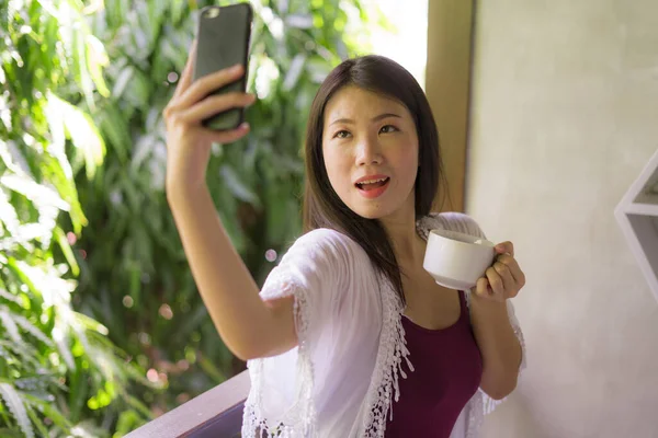 Портрет Молодой Красивой Счастливой Азиатки Пьющей Утренний Кофе Селфи Мобильным — стоковое фото