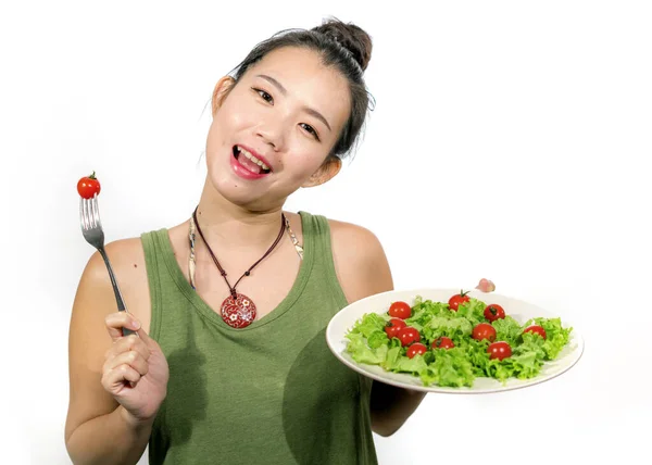 Jovem Feliz Bonita Mulher Asiática Coreana Segurando Prato Com Alface — Fotografia de Stock