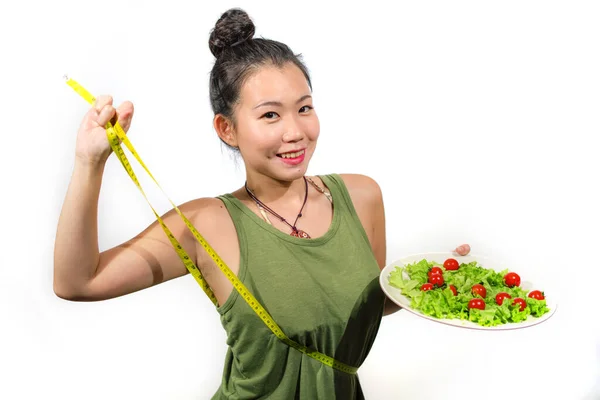 Jovem Feliz Bonita Mulher Asiática Coreana Segurando Prato Com Alface — Fotografia de Stock