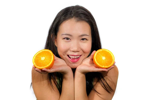 Jovem Bonita Feliz Asiático Coreano Mulher Segurando Laranja Fruta Sorrindo — Fotografia de Stock