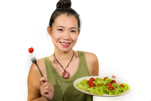 Jovem Feliz Bonita Mulher Chinesa Asiática Segurando Prato Com Alface — Fotografia de Stock