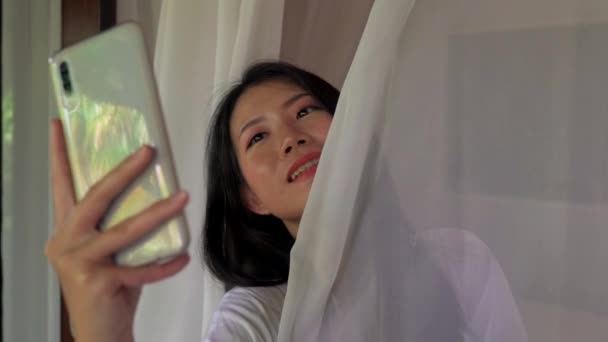 Sabah Genç Güzel Mutlu Asyalı Bir Kadının Terasında Otel Odasının — Stok video