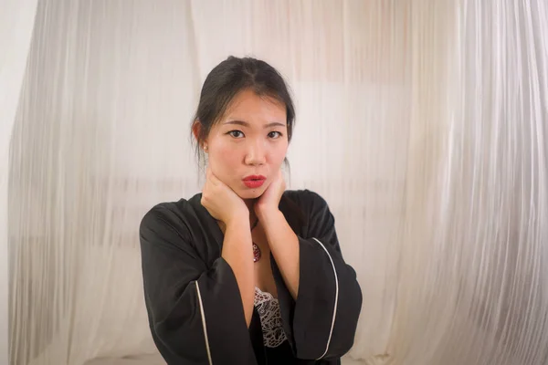 Dom Styl Życia Portret Młody Atrakcyjny Szczęśliwy Azjatycki Chiński Kobieta — Zdjęcie stockowe