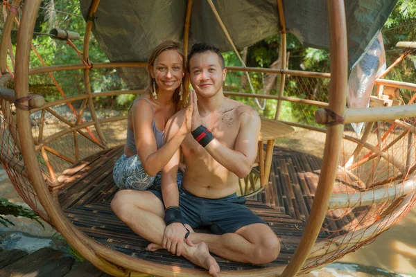 Livre Retrato Jovem Casal Bonito Feliz Praticando Exercícios Ioga Juntos — Fotografia de Stock