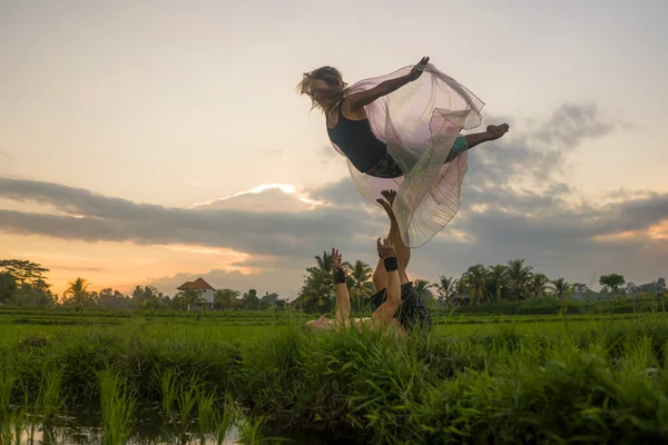 Outdoor Acroyoga Workout Bei Sonnenuntergang Junges Glückliches Und Fittes Paar — Stockfoto