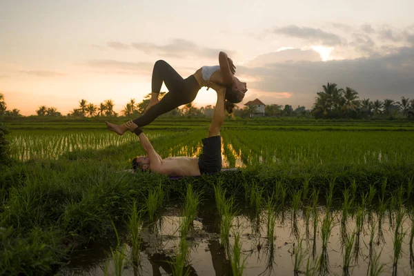 Livre Sol Acroyoga Treino Jovem Casal Feliz Apto Praticando Acro — Fotografia de Stock