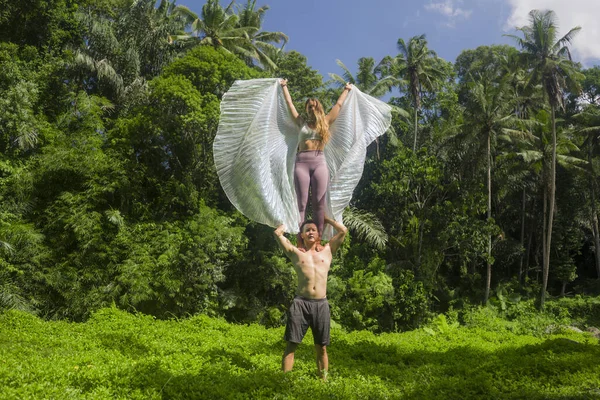 Jovem Casal Fazendo Livre Acroyoga Treino Mulher Bonita Relaxada Asas — Fotografia de Stock