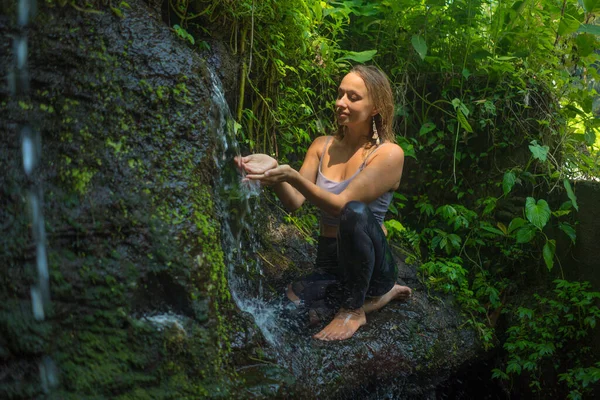 Utendørs Eventyrportrett Ung Vakker Lykkelig Kvinne Rock Tropisk Regnskog Som – stockfoto