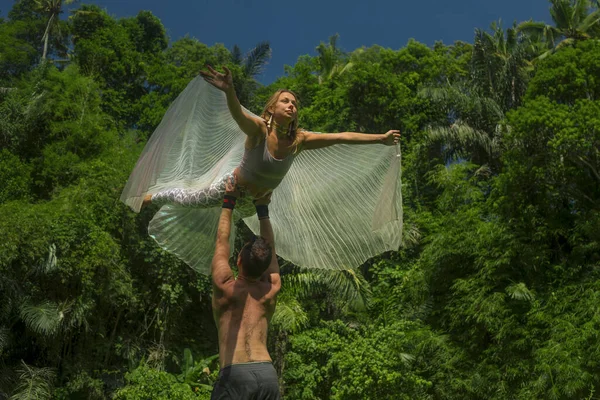 Treino Ioga Jovem Casal Atraente Feliz Fazendo Acroioga Floresta Tropical — Fotografia de Stock