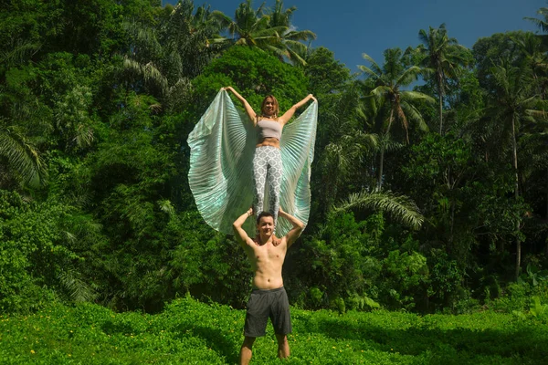 Jovem Casal Atraente Feliz Fazendo Acroyoga Treino Floresta Tropical Verde — Fotografia de Stock