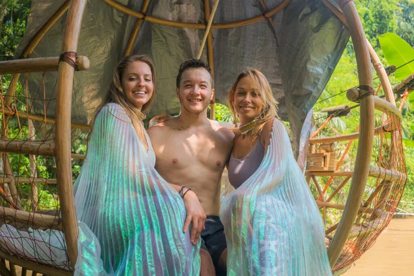 Grupo Amigos Após Exercício Ioga Livre Duas Mulheres Homem Sorrindo — Fotografia de Stock