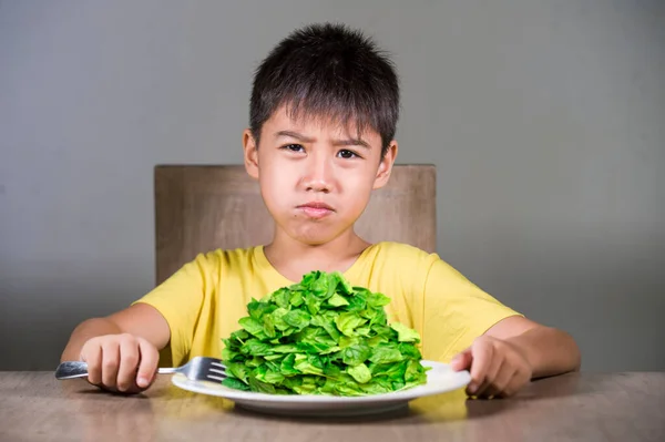 Niño Hispano Molesto Disgustado Sentado Mesa Frente Placa Espinacas Infeliz —  Fotos de Stock