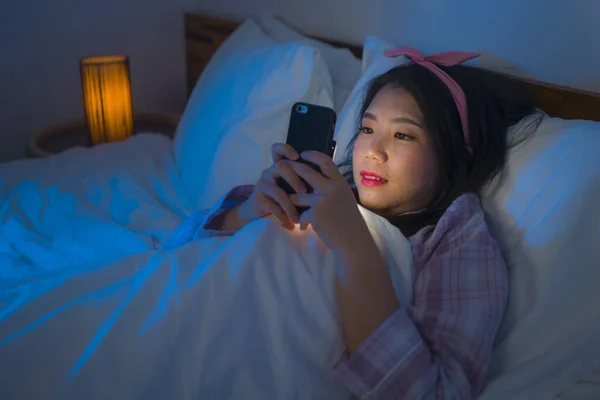 Joven Hermosa Feliz Dulce Chica China Asiática Con Diadema Pijama — Foto de Stock