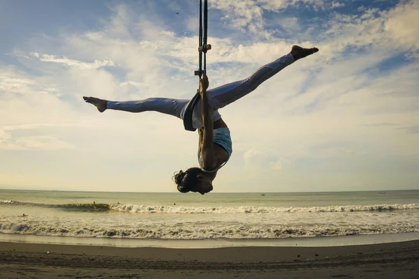 Acro Yoga Meditation Beach Workout Isolated Blue Sky Silhouette Young — Stock Photo, Image