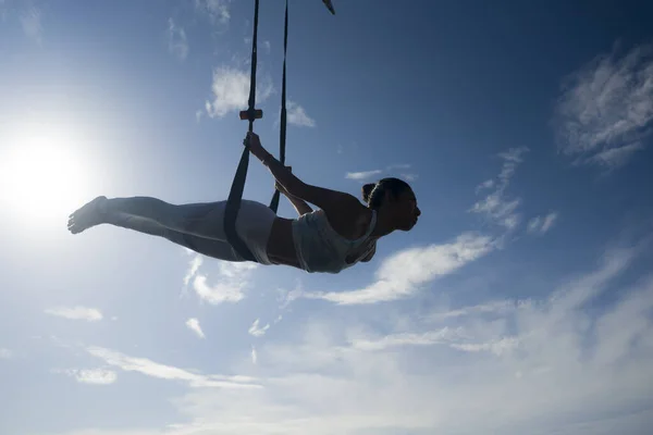 Genç Mutlu Atletik Asyalı Endonezyalı Bir Kadının Silüeti Aero Yoga — Stok fotoğraf