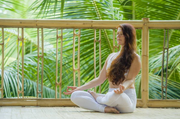 Retrato Natural Jovem Atraente Feliz Mulher Relaxada Fazendo Ioga Meditação — Fotografia de Stock