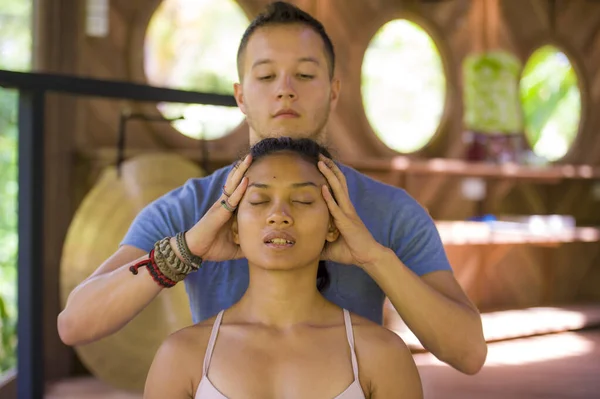 Junger Attraktiver Und Fitter Masseur Der Eine Traditionelle Thai Massage — Stockfoto