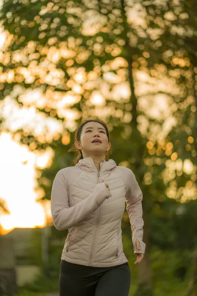 Υπαίθριο Τρέξιμο Προπόνηση Νέα Ευτυχισμένη Και Αφιερωμένη Ασιατική Κορεάτισσα Γυναίκα — Φωτογραφία Αρχείου