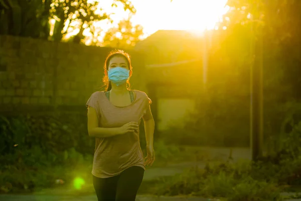 Asiatisk Kvinna Föroreningar Ansikte Mask Kör Workout Ung Hängiven Kinesisk — Stockfoto