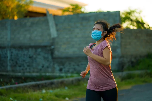 Asiatisk Kvinna Föroreningar Ansikte Mask Kör Workout Ung Dedikerad Koreansk — Stockfoto
