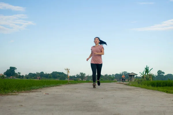 Venku Jogging Cvičení Mladý Šťastný Oddaný Asijské Korejština Žena Běží — Stock fotografie