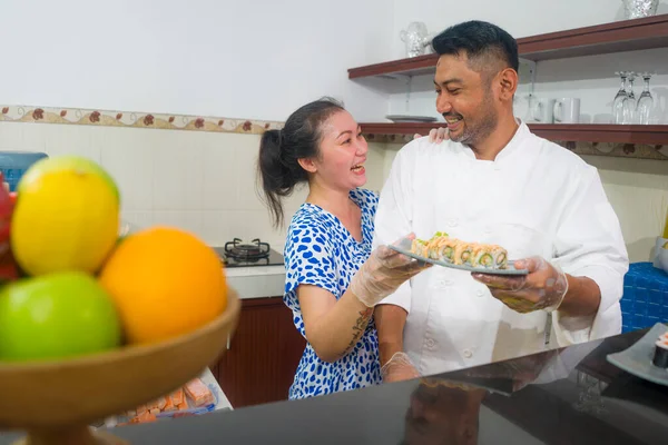 Gelukkig Aziatisch Paar Koken Samen Home Keuken Lifestyle Portret Van — Stockfoto