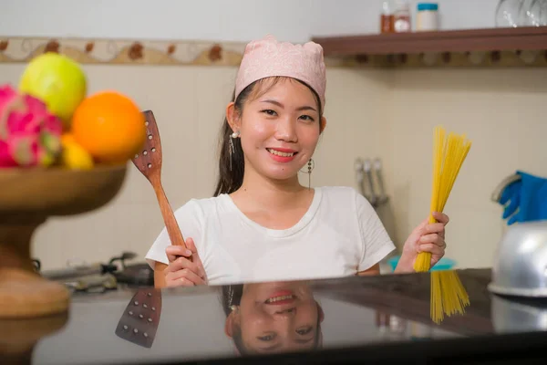 Bela Feliz Mulher Asiática Preparando Macarrão Estilo Vida Doméstico Retrato — Fotografia de Stock