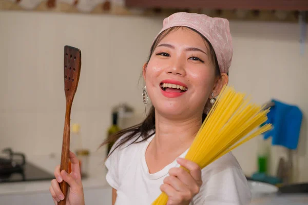 Bela Feliz Mulher Asiática Preparando Macarrão Estilo Vida Doméstico Retrato — Fotografia de Stock