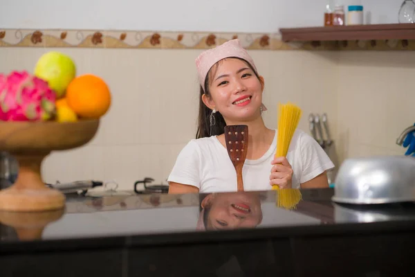 Bella Felice Donna Asiatica Preparare Tagliatelle Ritratto Stile Vita Domestico — Foto Stock