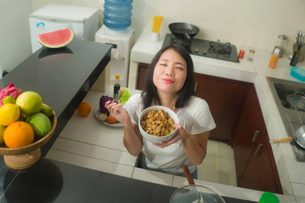Bonito Menina Asiática Comer Saudável Jovem Bela Feliz Mulher Chinesa — Fotografia de Stock
