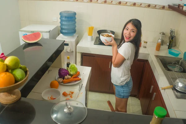 Life Portrait Young Beautiful Happy Asian Woman Home Kitchen 편안하고 — 스톡 사진