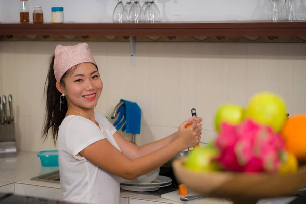 Life Portrait Young Beautiful Happy Asian Woman Home Kitchen 편안하고 — 스톡 사진