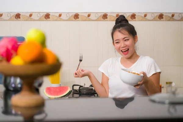 Молодая Милая Азиатка Питающаяся Здоровой Едой Красивая Счастливая Китаянка Домашней — стоковое фото
