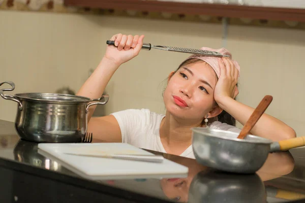 Jong Gefrustreerd Aziatische Vrouw Huishoudelijke Klusjes Stress Lifestyle Home Portret — Stockfoto