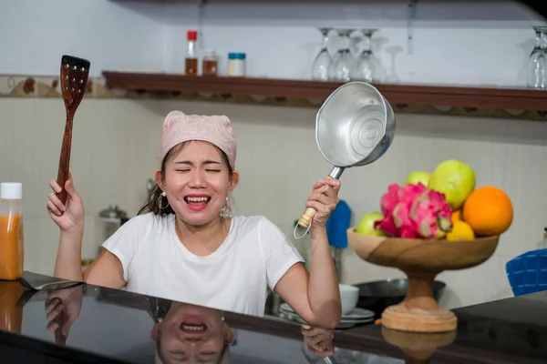 Jovem Frustrado Mulher Asiática Tarefas Domésticas Estresse Estilo Vida Home — Fotografia de Stock