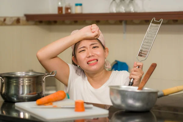 Jong Gefrustreerd Aziatische Vrouw Huishoudelijke Klusjes Stress Lifestyle Home Portret — Stockfoto