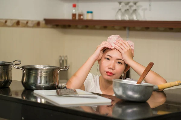 Ung Frustrerad Asiatisk Kvinna Hushållssysslor Stress Livsstil Hem Porträtt Vackra — Stockfoto