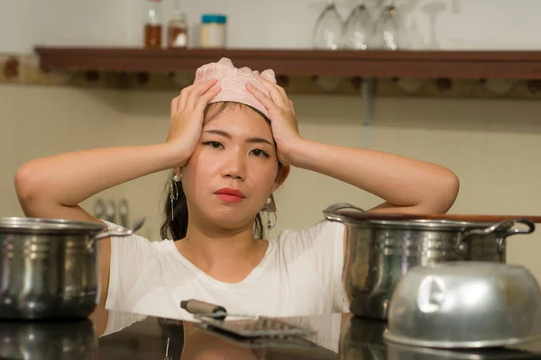 Ung Frustrerad Asiatisk Kvinna Hushållssysslor Stress Livsstil Hem Porträtt Vackra — Stockfoto