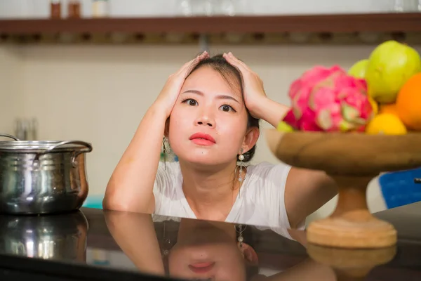 집안일 스트레스에 시달리는 아시아 아름다운 스트레스를 부엌에서 일하는 불행하고 관리에 — 스톡 사진
