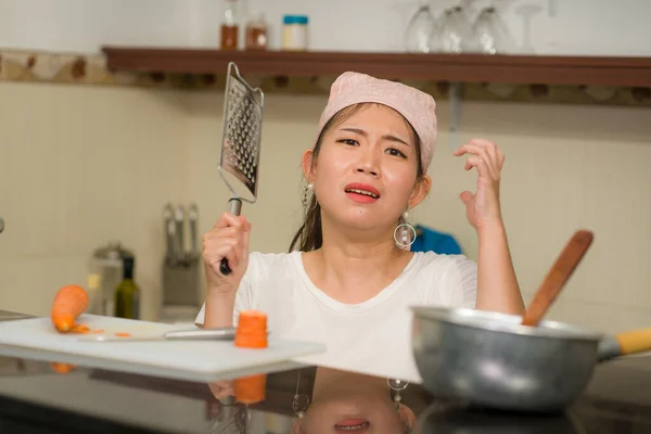Jong Gefrustreerd Aziatische Vrouw Huishoudelijke Klusjes Stress Lifestyle Home Portret — Stockfoto