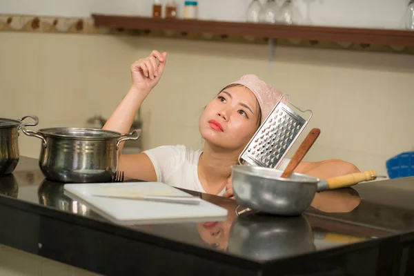 Ung Frustrerad Asiatisk Kvinna Hushållssysslor Stress Livsstil Hem Porträtt Vackra — Stockfoto