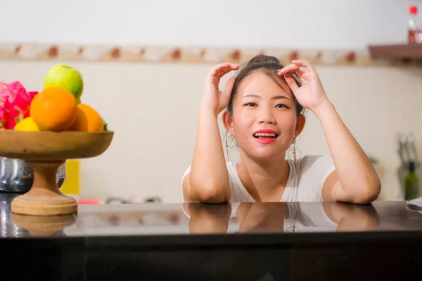 Estilo Vida Retrato Joven Hermosa Feliz Mujer China Asiática Posando — Foto de Stock
