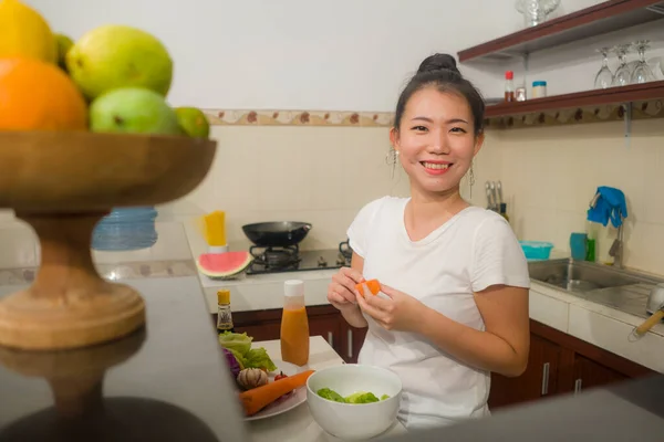 Овощная Пища Диета Портрет Молодой Красивой Счастливой Азиатской Китаянки Домашней — стоковое фото