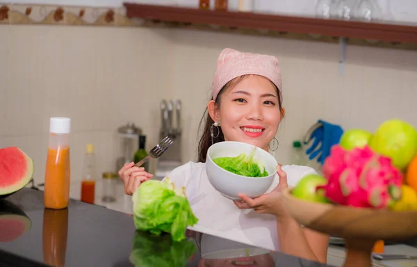 Овощная Пища Диета Портрет Молодой Красивой Счастливой Азиатской Китаянки Домашней — стоковое фото