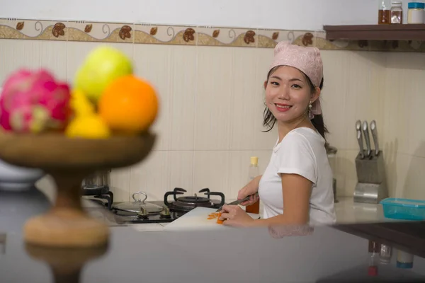 Образ Жизни Портрет Молодой Красивой Счастливой Азиатской Китаянки Домашней Кухне — стоковое фото