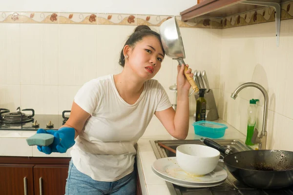 Młody Sfrustrowany Azji Kobieta Domu Obowiązki Stres Piękny Przytłoczony Zestresowany — Zdjęcie stockowe
