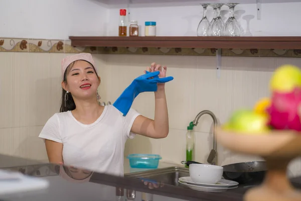 Jeune Femme Asiatique Heureuse Faisant Des Tâches Domestiques Belle Douce — Photo