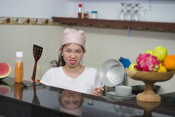 Estilo Vida Casa Retrato Bela Menina Chinesa Sobrecarregada Estressada Trabalhando — Fotografia de Stock